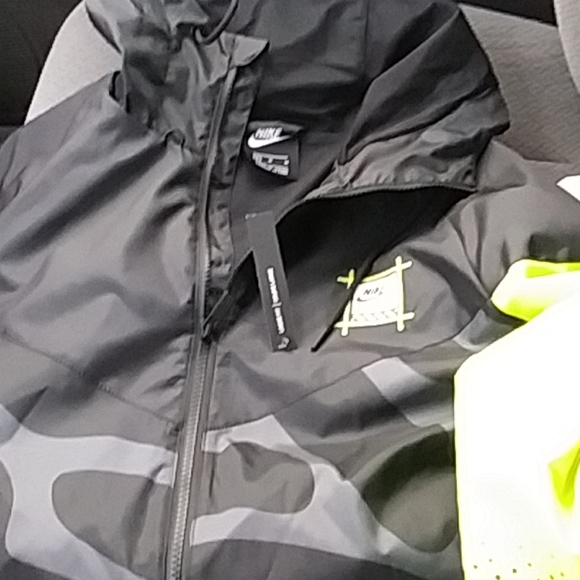 Nike Jacket - Picture 2 of 4